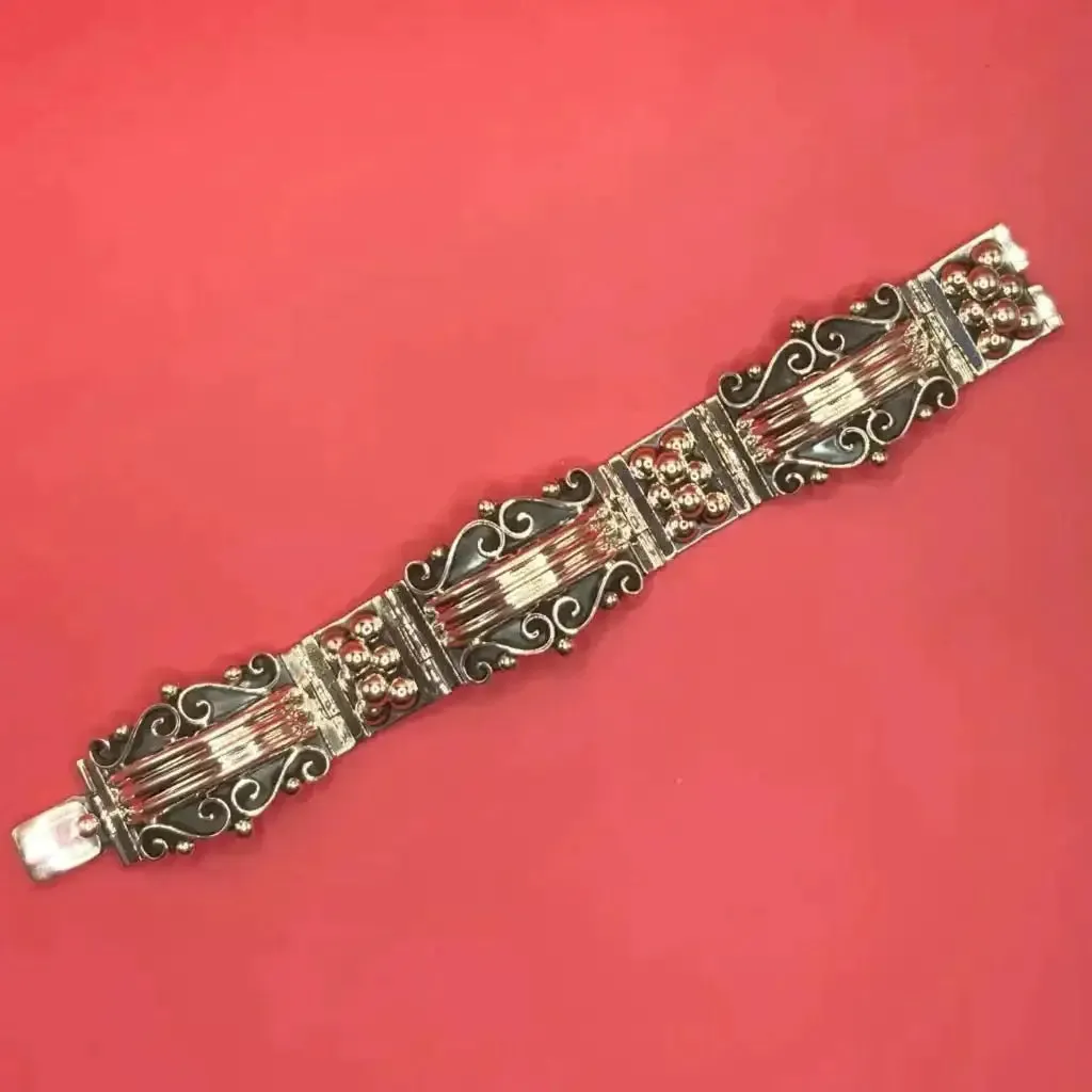 Stunning Taxco sterling silver bracelet, hinged with Spratling type design