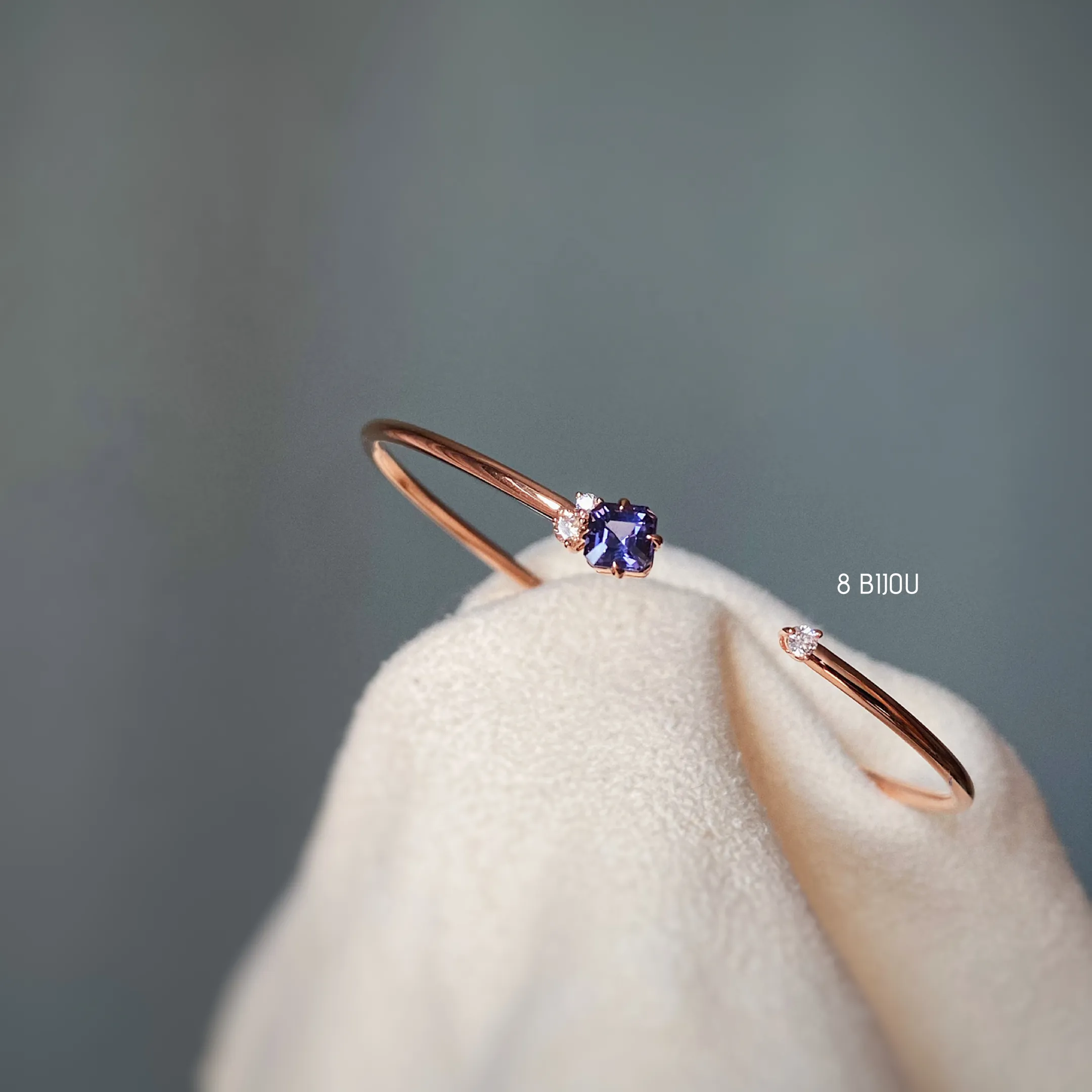 VINTAGE BUBBLE・18K ROSE GOLD VIOLET BLUE SPINEL & FANCY DIAMOND BANGLE